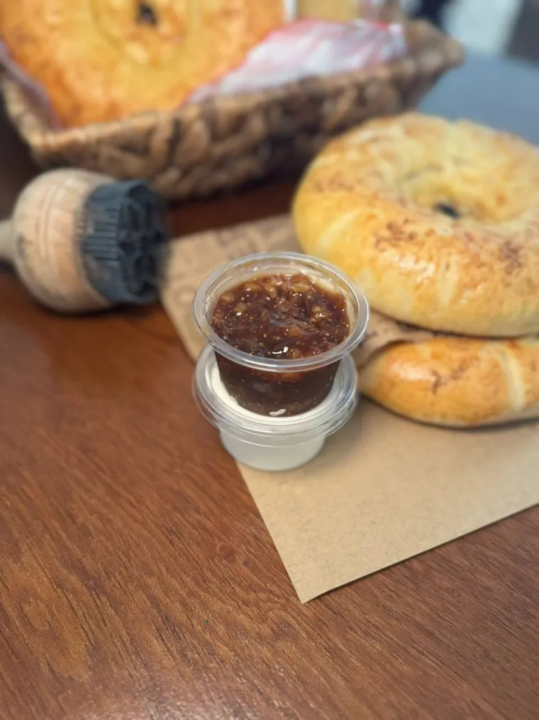 Petit pot de confiture de figues et noix maison à côté de pogaça, pour un petit-déjeuner turc