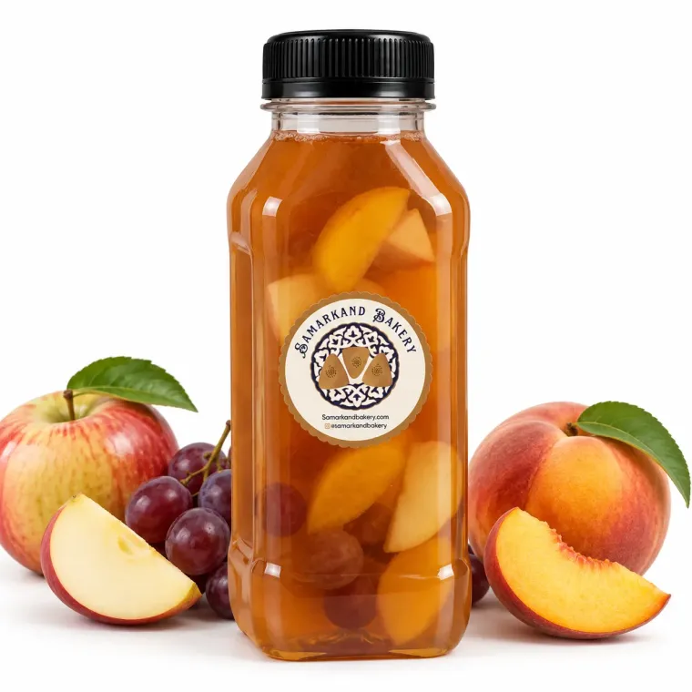 Bouteille de kompot ouzbek à la pomme, au raisin et à la pêche, avec des fruits frais